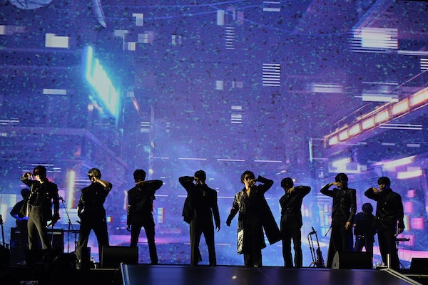 【ライブレポート】ATEEZ、熱狂と興奮した感情が乱れ咲くパフォーマンス！＜テレビ朝日ドリームフェスティバル2025＞