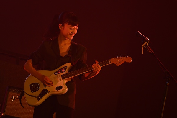 【ライブレポート】羊文学、まるで1本のドラマのようなライブ！3人が作り出すグルーヴに身を委ねる＜テレビ朝日ドリームフェスティバル2025＞