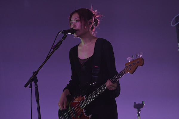 【ライブレポート】羊文学、まるで1本のドラマのようなライブ！3人が作り出すグルーヴに身を委ねる＜テレビ朝日ドリームフェスティバル2025＞