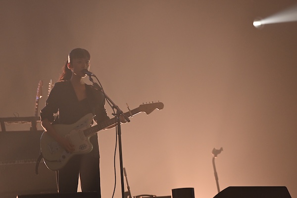 【ライブレポート】羊文学、まるで1本のドラマのようなライブ！3人が作り出すグルーヴに身を委ねる＜テレビ朝日ドリームフェスティバル2025＞