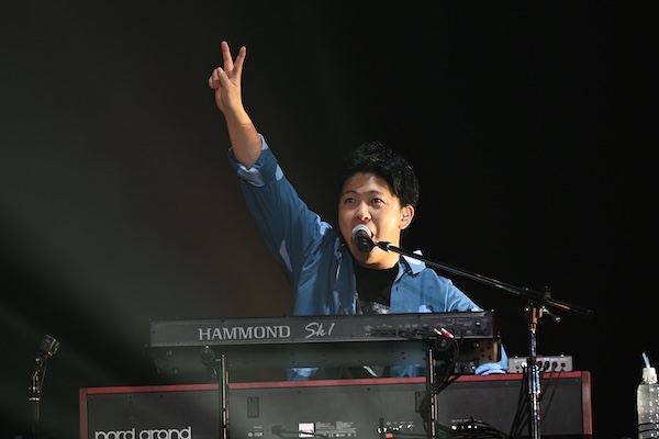 【ライブレポート】sumika、愛と歌心にあふれたライブにはしゃぐ気持ちが止まらない！＜テレビ朝日ドリームフェスティバル2025＞