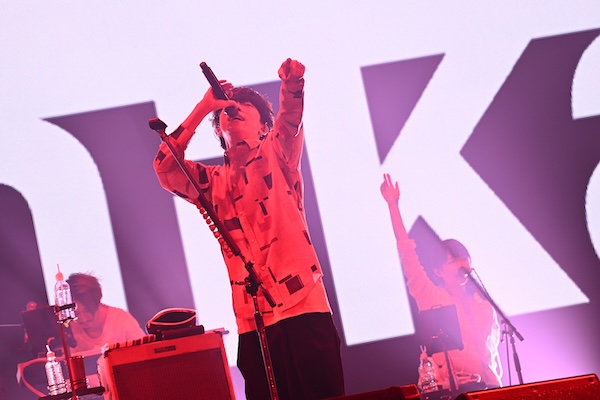 【ライブレポート】sumika、愛と歌心にあふれたライブにはしゃぐ気持ちが止まらない！＜テレビ朝日ドリームフェスティバル2025＞