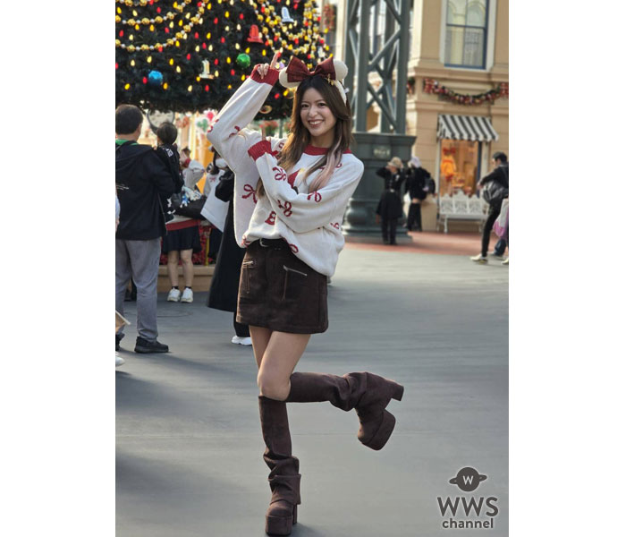 【写真特集】あすみん、クリスマス仕様のグッズを身につけ、 美脚あらわなファッションで「ディズニー・クリスマス」をレポート！