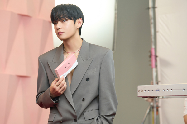 BTS・V、日本初単独CM出演！ Yunth新CM「君の肌に」公開「僕と一緒にYunthしよ！」インタビュー・メイキングも解禁