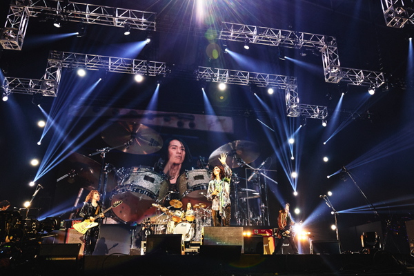 【ライブレポート】THE YELLOW MONKEY、吉井が名言連発「ロックの皆既月食を堪能して」＜LUNATIC FEST.2025＞