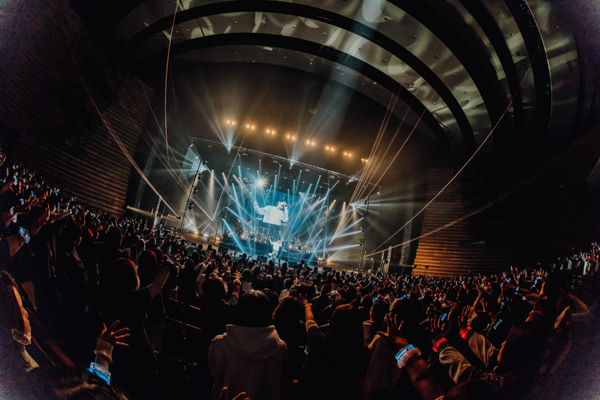 杉本琢弥、熊本凱旋ライブで「くまもと大好き大使」就任サプライズに涙...震災復興プロジェクト曲「バッテン」を高校生と初披露。主演映画主題歌「ドーンライト」も熱唱