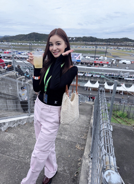 スーパーGTにレースアンバサダーより可愛い子がいると話題に！ トリンガルハーフ美人モデルEriが最終戦に来場。