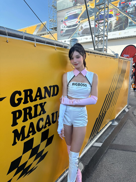 「かわちすぎ」水神きき、美脚あらわなコスチューム姿大公開！