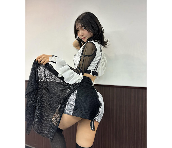 「スタイルいいねぇ」奥ゆい、美ふとももあらわなモノトーン衣装でファン悩殺！