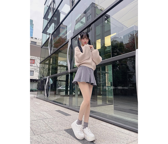 立花ことり、美脚きわだつシンプルキュートなミニ丈コーデを披露！！