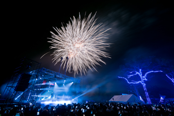 miwa、福山市の遊園地みろくの里で15周年を飾る花火とイルミネーションのど派手ライブ実施～サプライズで小栗旬も登壇！