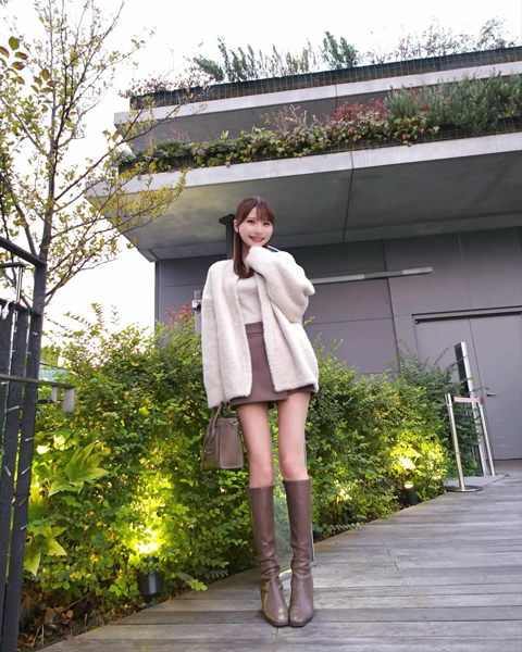 秦はるか、美脚スラリ！圧巻のスタイルでキュートコーデ披露！