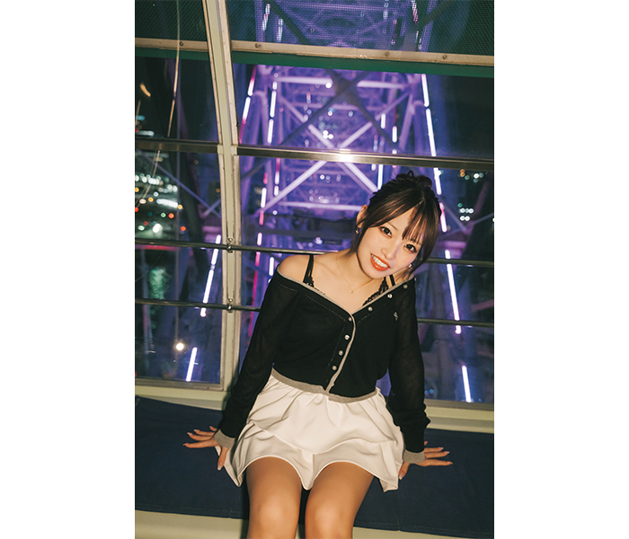 SKE48・入内嶋涼、大人モードのブラックコーデやイルカぬいに挟まれた無邪気スマイルなど写真集の先行カットを公開！！待望の1st写真集発売決定