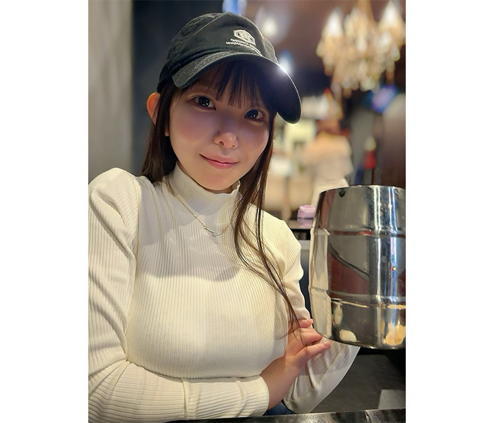 長澤茉里奈、白ニットコーデで曲線美あらわに！