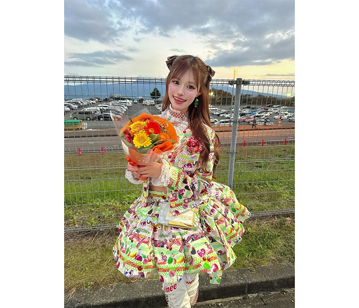 広瀬晏夕、カラフルポップな衣装姿披露にファン歓喜の声