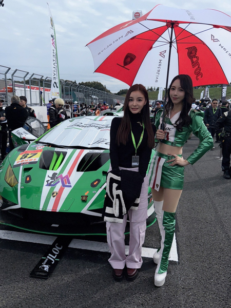 スーパーGTにレースアンバサダーより可愛い子がいると話題に！ トリンガルハーフ美人モデルEriが最終戦に来場。