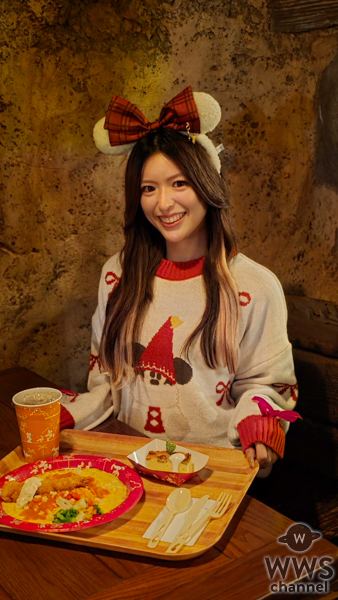 【写真特集】あすみん、クリスマス仕様のグッズを身につけ、 美脚あらわなファッションで「ディズニー・クリスマス」をレポート！