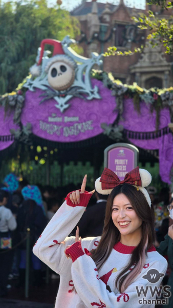 【写真特集】あすみん、クリスマス仕様のグッズを身につけ、 美脚あらわなファッションで「ディズニー・クリスマス」をレポート！