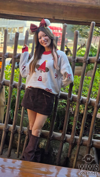 【写真特集】あすみん、クリスマス仕様のグッズを身につけ、 美脚あらわなファッションで「ディズニー・クリスマス」をレポート！