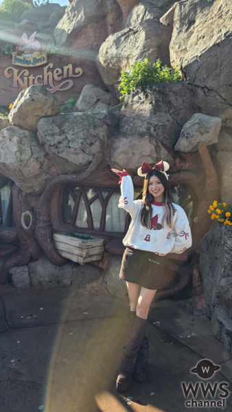 【写真特集】あすみん、クリスマス仕様のグッズを身につけ、 美脚あらわなファッションで「ディズニー・クリスマス」をレポート！