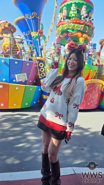 【写真特集】あすみん、クリスマス仕様のグッズを身につけ、 美脚あらわなファッションで「ディズニー・クリスマス」をレポート！
