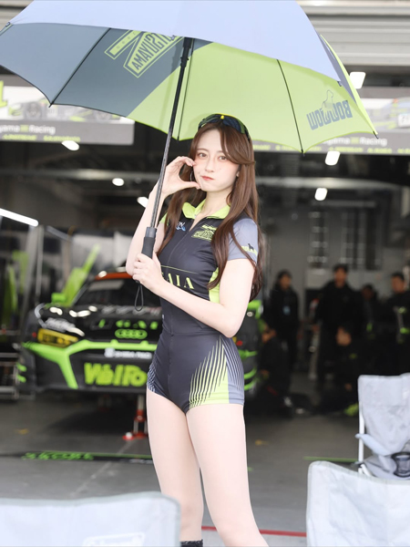 鈴木南美、スポーティなコスチューム姿で美太ももあらわに！