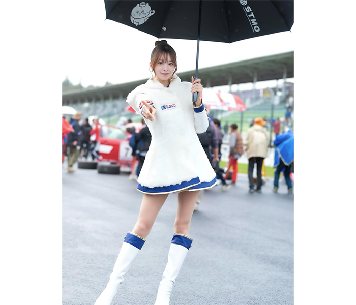 圧巻の美脚に注目！松田蘭、ファーが可愛いワンピースコスチューム姿を披露！