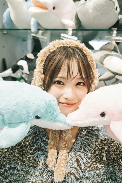 SKE48・入内嶋涼、大人モードのブラックコーデやイルカぬいに挟まれた無邪気スマイルなど写真集の先行カットを公開！！待望の1st写真集発売決定