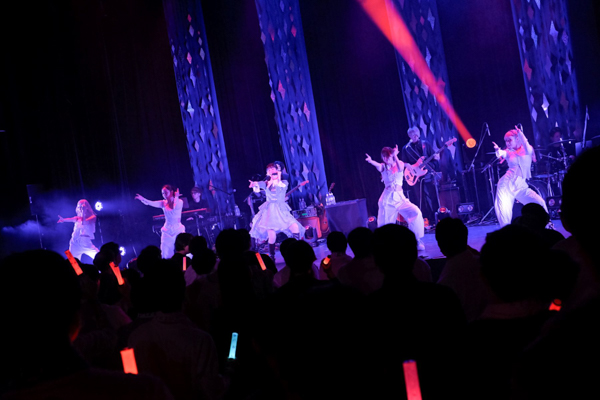 声優アーティスト前島亜美が、初の生バンドを迎えた2ndワンマンライブで全16曲を披露！