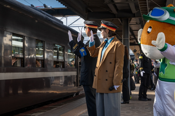 山口ふるさと大使の村重杏奈、『SLやまぐち号』出発式でウインズ小郡20周年を祝福