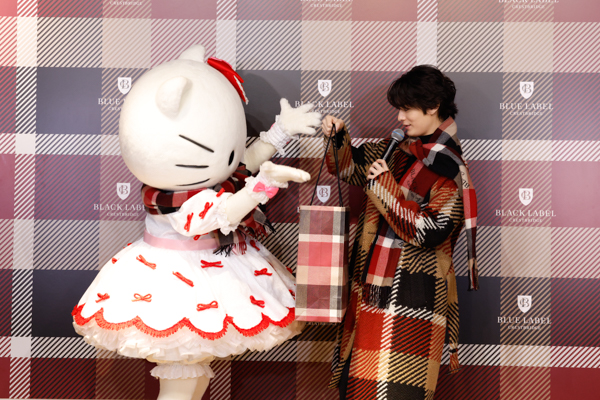 塩野瑛久「キティちゃんにマフラーを巻いてもらうのは、日本人初かも？」貴重な体験に感激「BLUE LABEL / BLACK LABEL CRESTBRIDGE」10周年を記念したイベント「 CB CHECK MARKET 」開催
