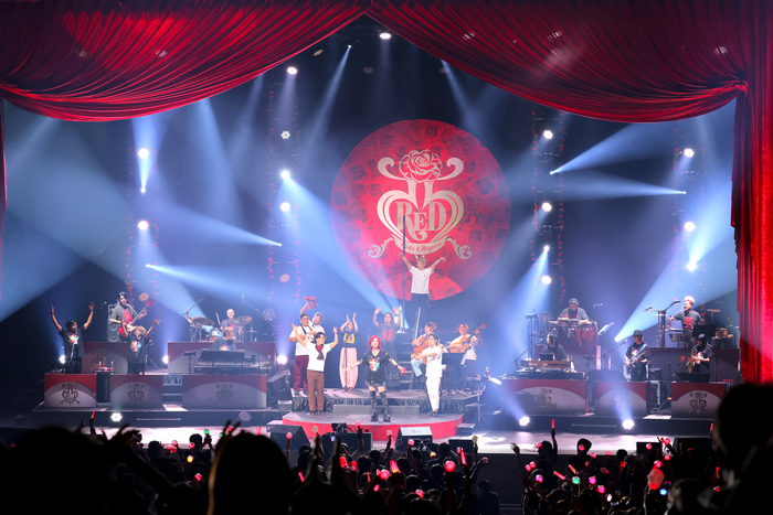 大黒摩季　11月16日、全国ツアー「55 RED TOUR」ファイナルを開催！ゲストに、オルケスタ・デ・ラ・ルスのNORA＆JIN、 そして「ペニゲリオン」で話題のロバート秋山竜次を迎え、一大エンターテインメント・ショーを展開！