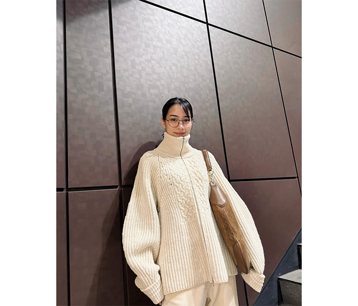 のん、美貌際立つ全身ホワイトコーデ披露！ファン「メガネむちゃ可愛い」