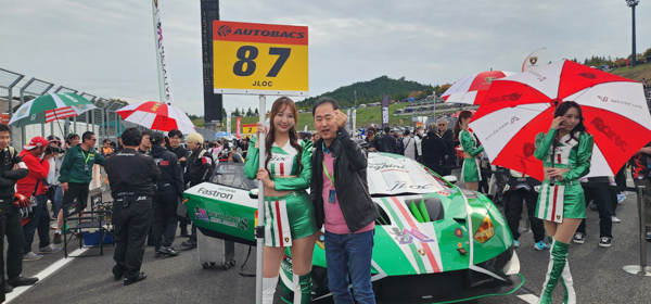 ドクタープチ医院 江南店・ヤン理事、SUPER GT最終戦を視察。レースアンバサダー・上運天美聖と朝比奈果歩との2ショットも披露！