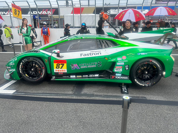 ドクタープチ医院 江南店・ヤン理事、SUPER GT最終戦を視察。レースアンバサダー・上運天美聖と朝比奈果歩との2ショットも披露！