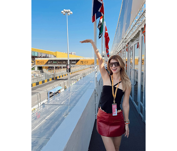 マギー、色っぽ大人セクシーコーデで美肌あらわに！