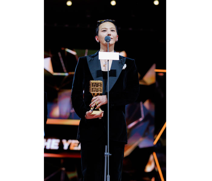 G-DRAGON、VISA ARTIST OF THE YEARに輝く！ 「MAMA 30周年に、私が愛するチョウ・ユンファさんから賞をいただけて光栄」