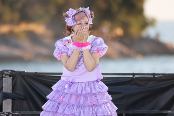 『GAMA LOVE FES 2025』にて柏木由紀をはじめ、MINAMI、ゆい小池（ゆいちゃみ）、米澤りあらが幻想的な海沿いのランウェイに登場！