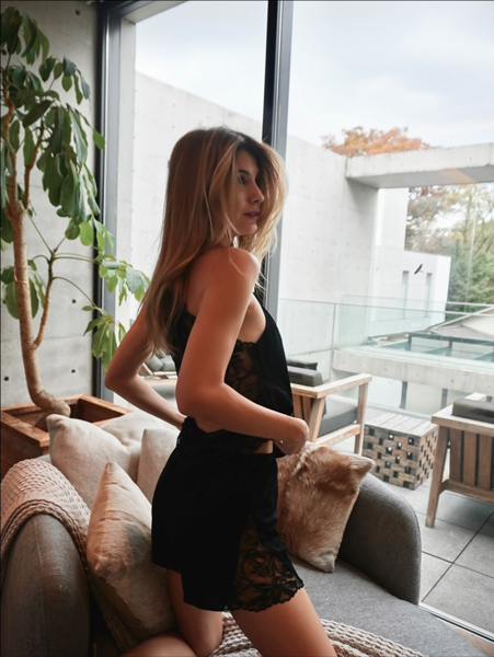 「美の塊」マギー、セクシーすぎるレース衣装で大人の色気を披露