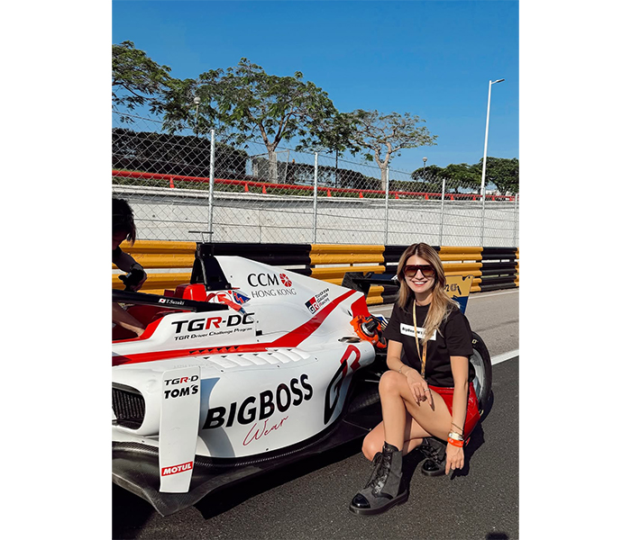 マギー、圧巻のプロポーションに釘付け！ファン「かっこいいし、スタイルが良い」