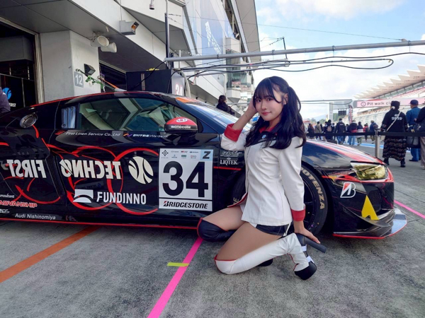 本多もか＆山川紗希、スーパー耐久でレースアンバサダーを務める。ミニ丈ワンピから美脚披露！