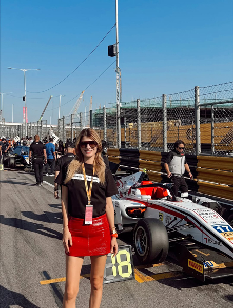 マギー、圧巻のプロポーションに釘付け！ファン「かっこいいし、スタイルが良い」