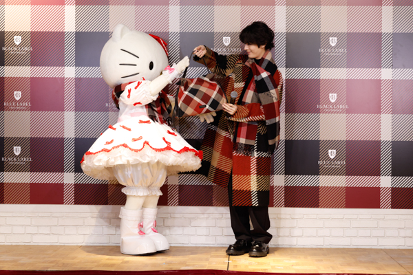 塩野瑛久「キティちゃんにマフラーを巻いてもらうのは、日本人初かも？」貴重な体験に感激「BLUE LABEL / BLACK LABEL CRESTBRIDGE」10周年を記念したイベント「 CB CHECK MARKET 」開催