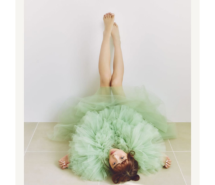 菊地姫奈、美肌あらわなシフォンドレスで美脚あらわに！