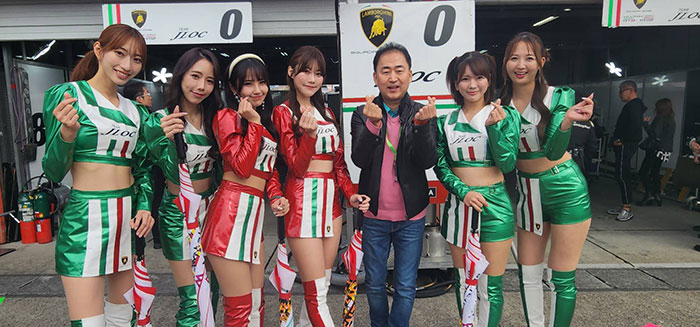 ドクタープチ医院 江南店・ヤン理事、SUPER GT最終戦を視察。レースアンバサダー・上運天美聖と朝比奈果歩との2ショットも披露！