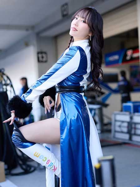 霧島聖子、美脚チラ見せ！美しすぎるコスチューム姿大公開！