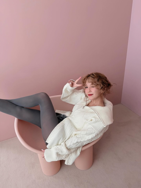 宇野実彩子、お腹だしショットや美脚あらわなタイツコーデ披露