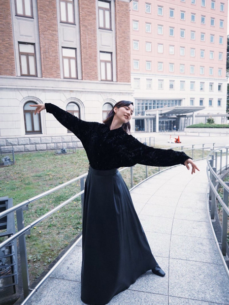 のん、ロングスカートで超！豪快キックショット＆優雅なバレエショットに「将棋戦というより格闘技!!」「ワイルドとエレガントと笑顔と」と話題！！