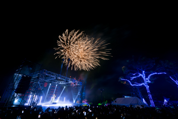 miwa、福山市の遊園地みろくの里で15周年を飾る花火とイルミネーションのど派手ライブ実施～サプライズで小栗旬も登壇！
