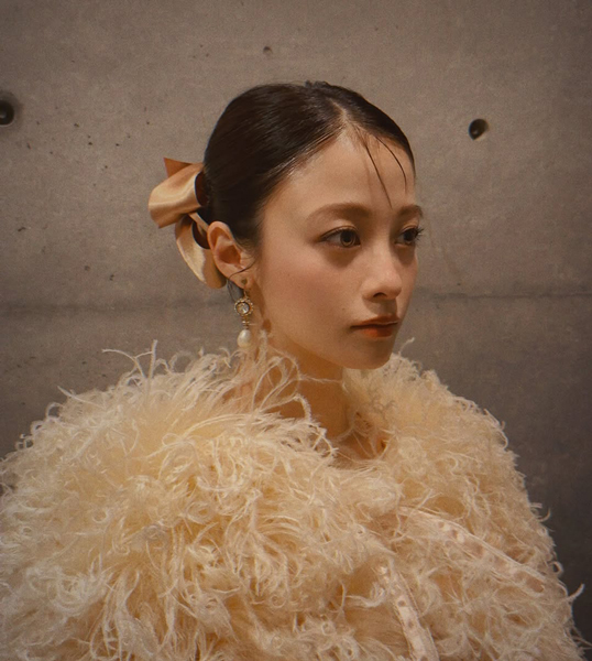 「天使かと思いました」「神々しい…」橋本環奈、美しすぎるドレス姿が話題！